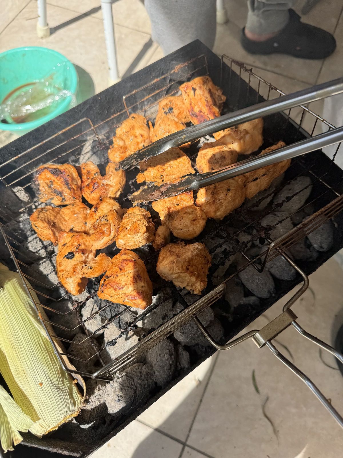 炭火で焼く鶏肉（イメージ写真）