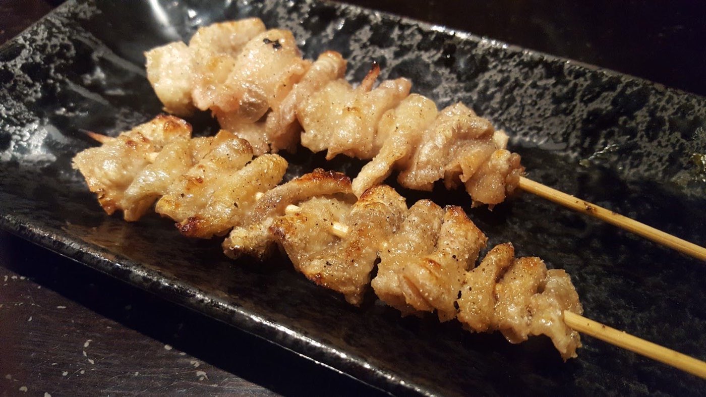 黒い角皿にのった二本の串