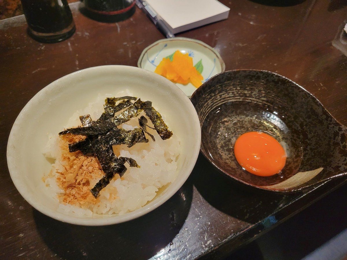 卵かけご飯と小鉢、生卵