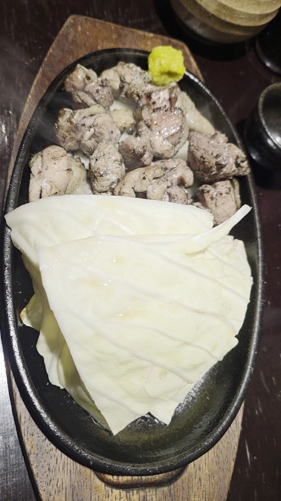 鉄板にのった地鶏の炭火焼とキャベツ